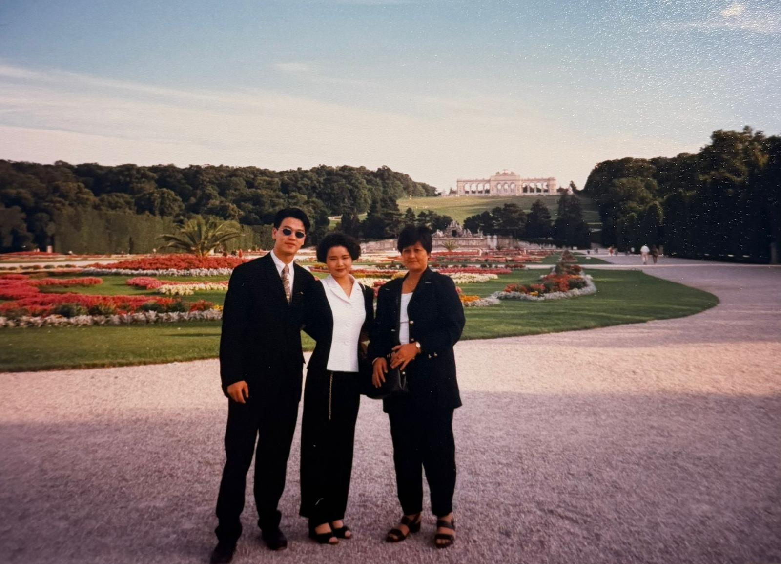 Suli und Domnic im Schlosspark Schönbrunn